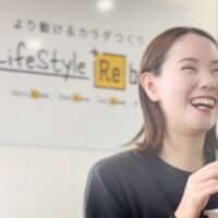 ドリンクを飲む笑顔の女性